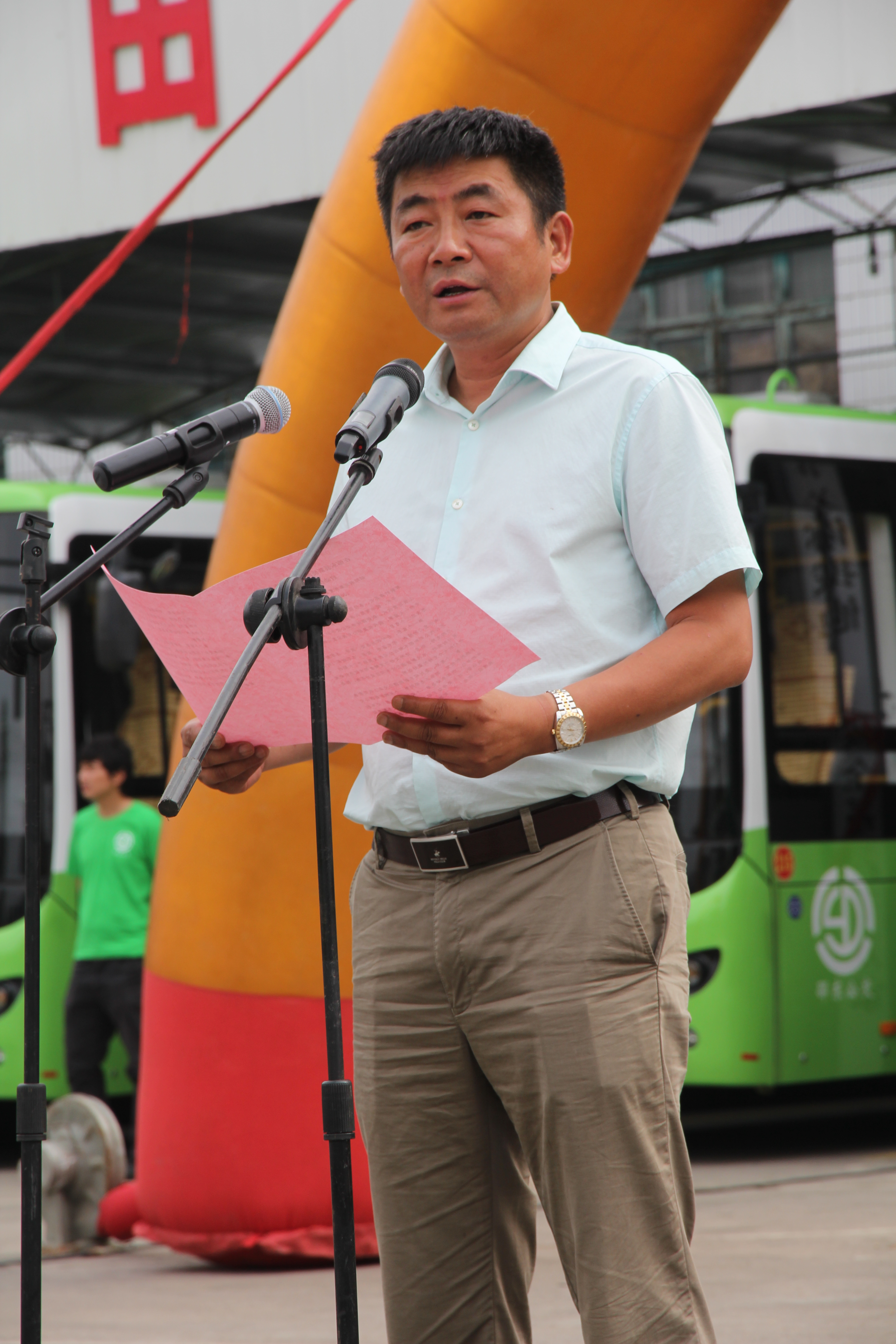 圖為純電動(dòng)公交車(chē)整裝待發(fā)。圖為市民在試乘純電動(dòng)公交車(chē)