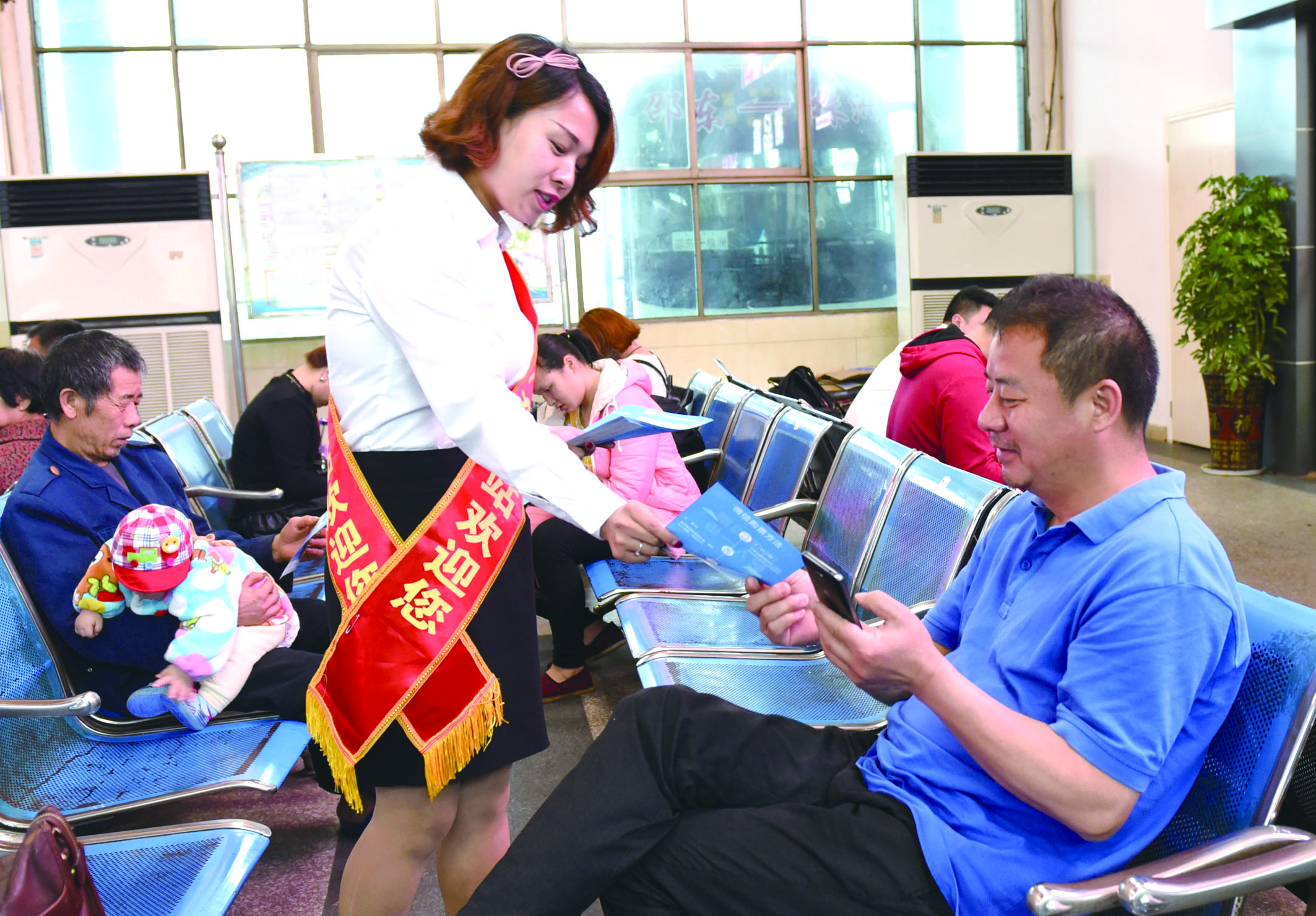 4月21日，邵東汽車西站工作人員在向旅客推介互聯(lián)網(wǎng)+站+車+客平臺的推廣應(yīng)用與購票實(shí)名制宣傳。