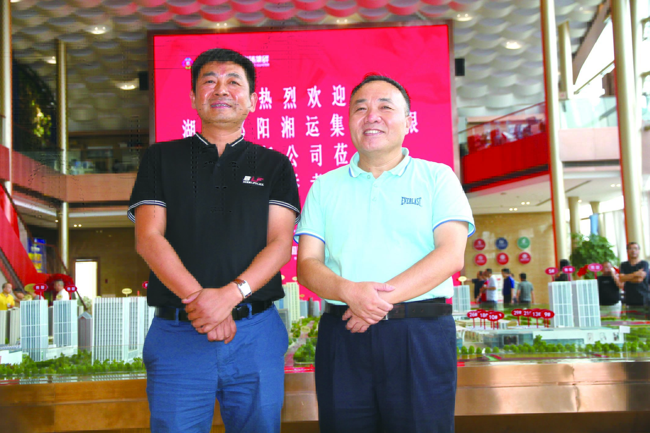 傅勝龍董事長（右）在長沙會見王宏波董事長（左）。
