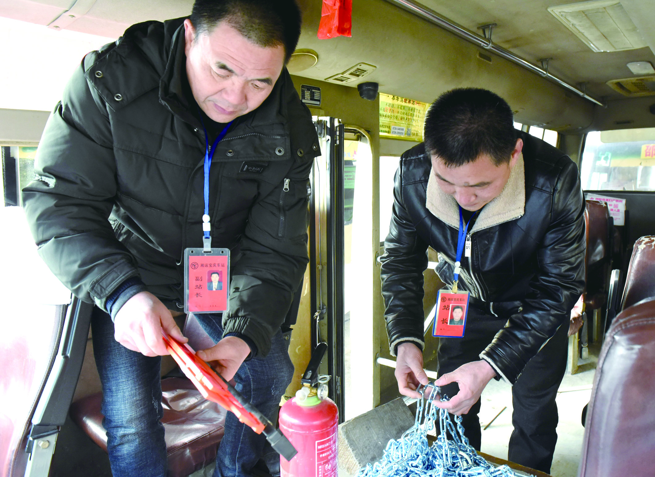 2月8日，市寶慶汽車站工作人員正在營運車上檢查應(yīng)急設(shè)施及器材是否齊全有效