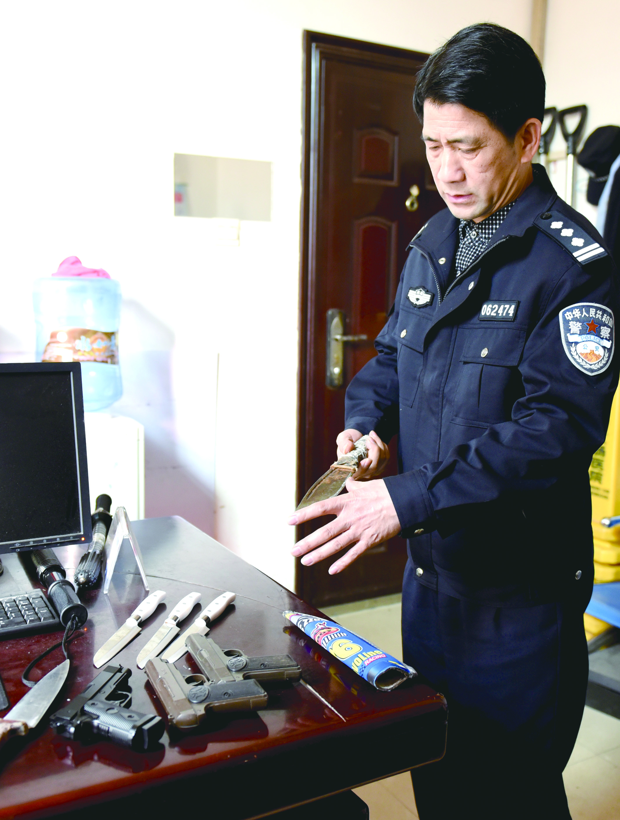3月12日，邵東汽車西站警務(wù)室民警正在對所查獲的違禁品進(jìn)行清點(diǎn)