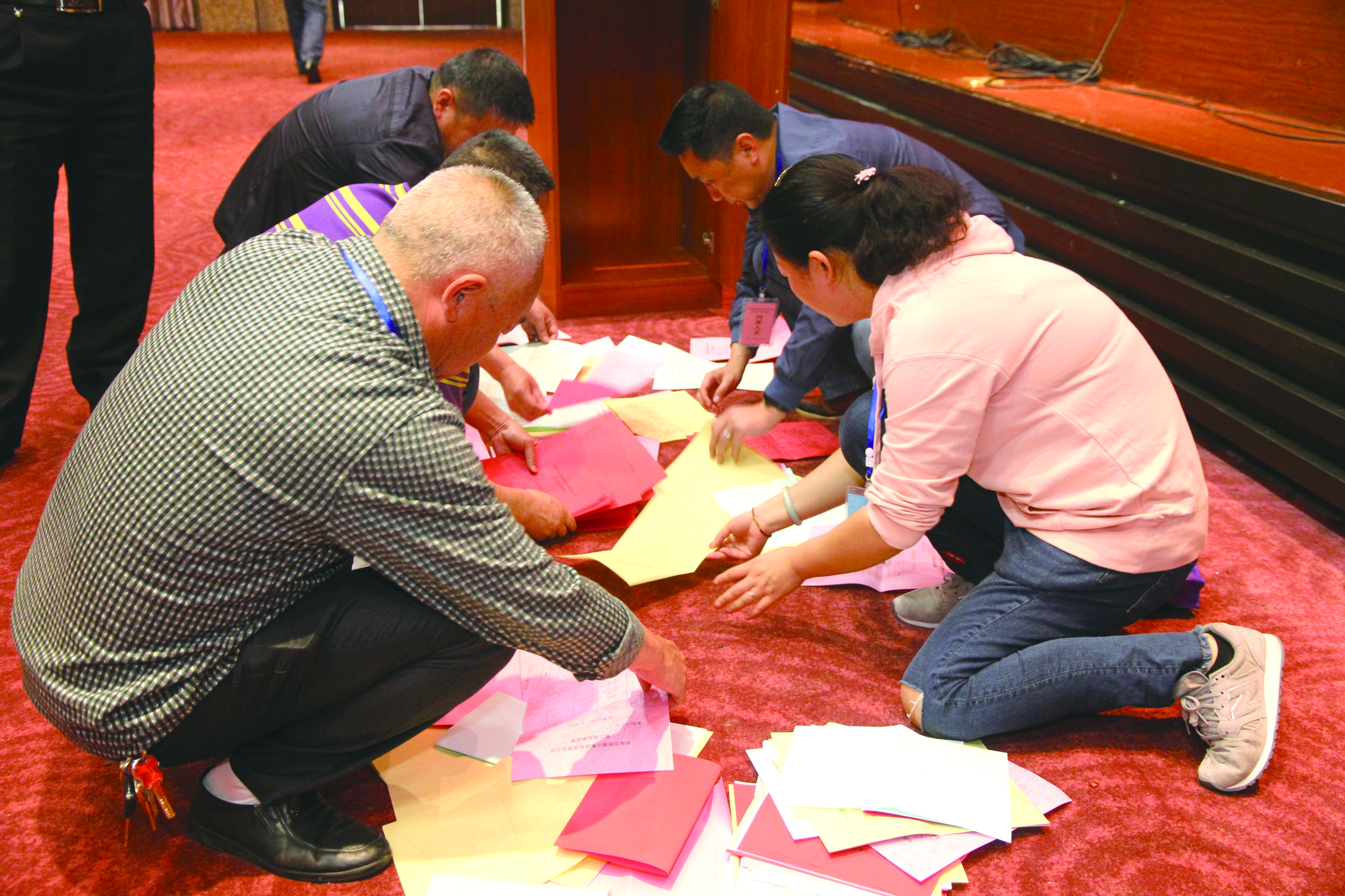 圖為工作人員在仔細(xì)清理選票。